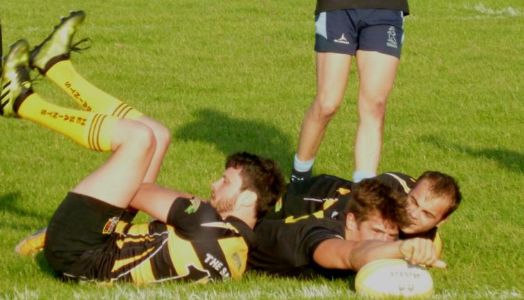 Mauritz Neumann stretches over for a try